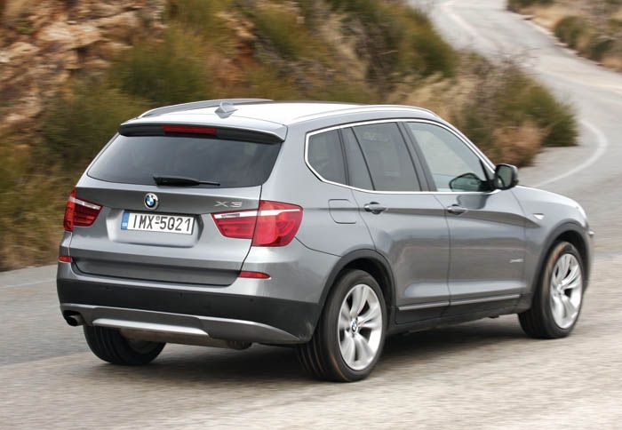 Ευχάριστη οδηγικά και με υποδειγματική σταθερότητα παρουσιάζεται στο δρόμο η «πληθωρική» X3. 